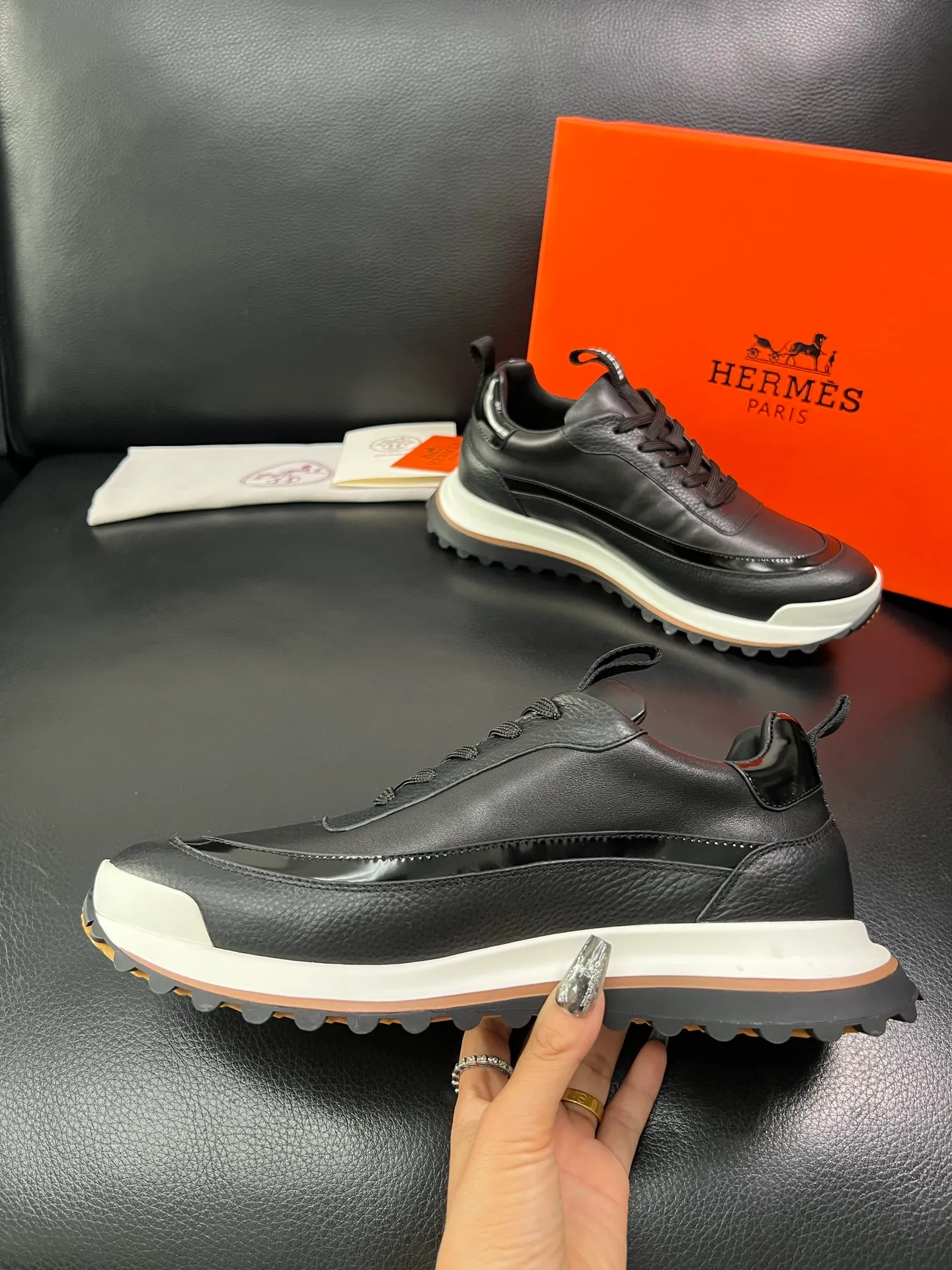 Men's shoes 💰800 Hermes top purchasing Hermes counters are on sale simultaneously with original factory configuration, original cowhide fabrics imported from Italy, high-quality splicing technology, fully imported water-dyed cowhide linings, soles: original soles specially provided by the factory are super comfortable, the original factory follows the order and high quality, you can enter and exit the counter at will, welcome to compare at the counter, code number 39-44 (customized 38 45) 85863